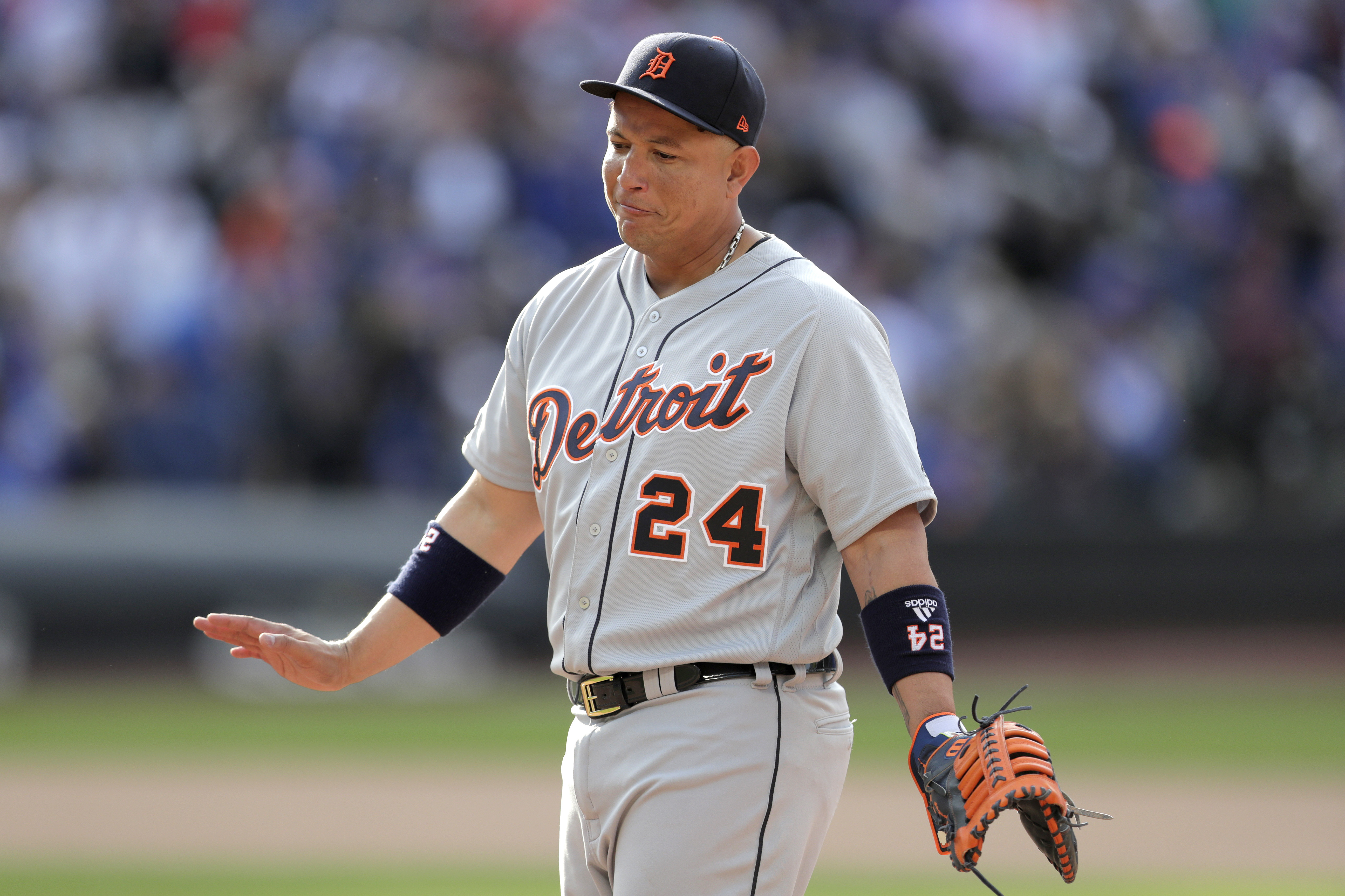 Cabrera out of Tigers' lineup, waits for MRI results on knee