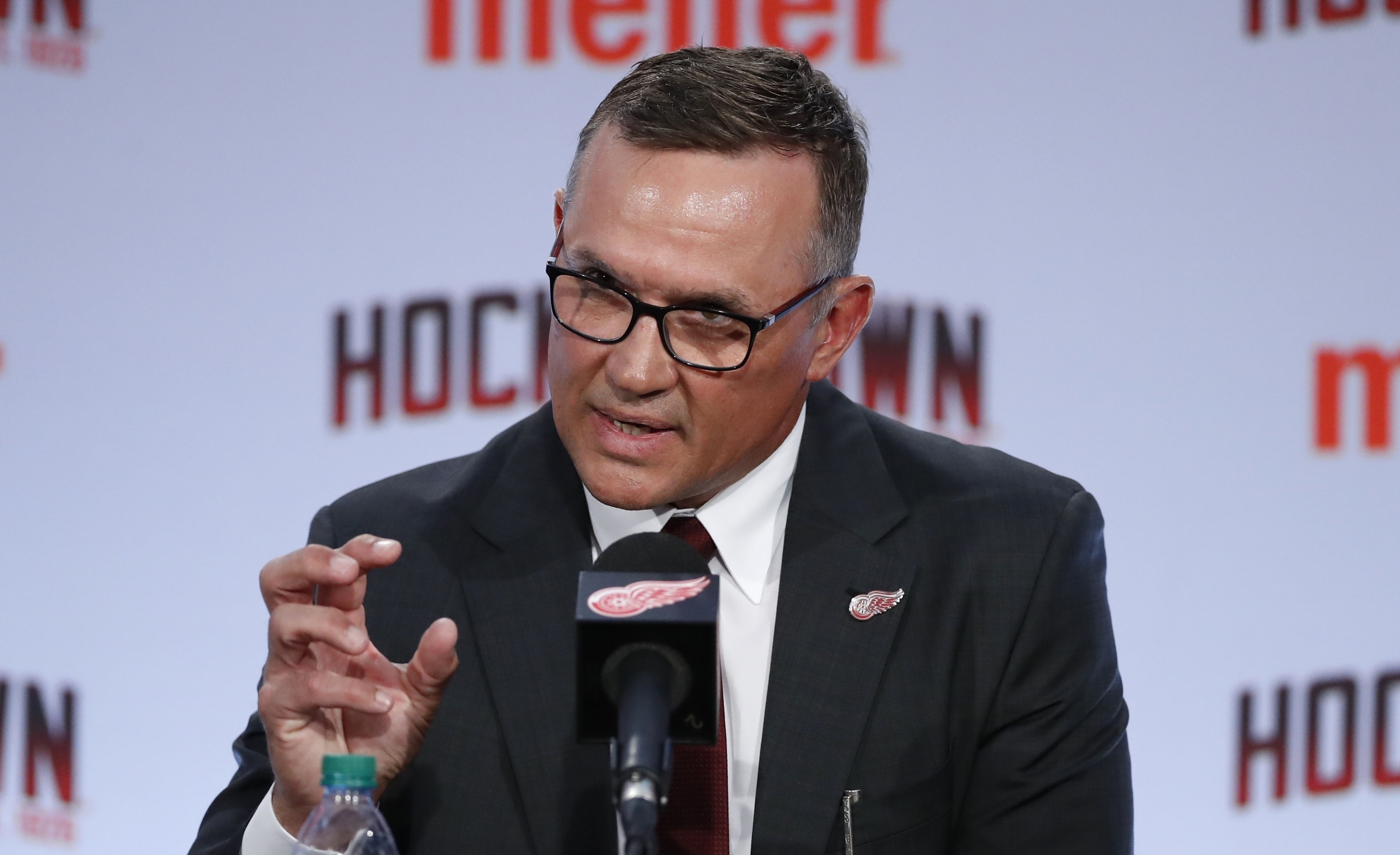 Steve Yzerman wisely avoiding making promises with Red Wings
