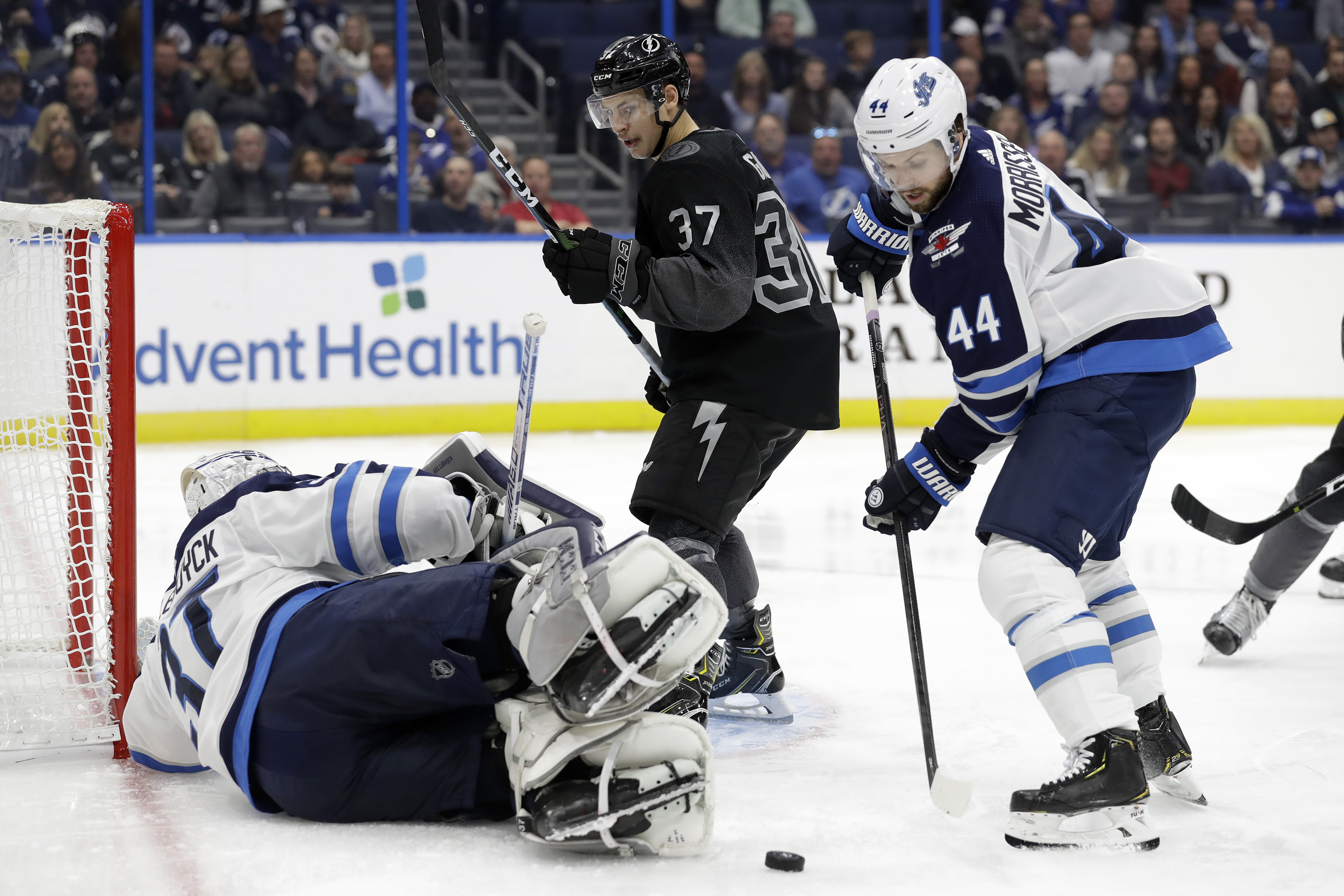 Hellebuyck lifts Jets over TB; Stamkos gets 400th goal