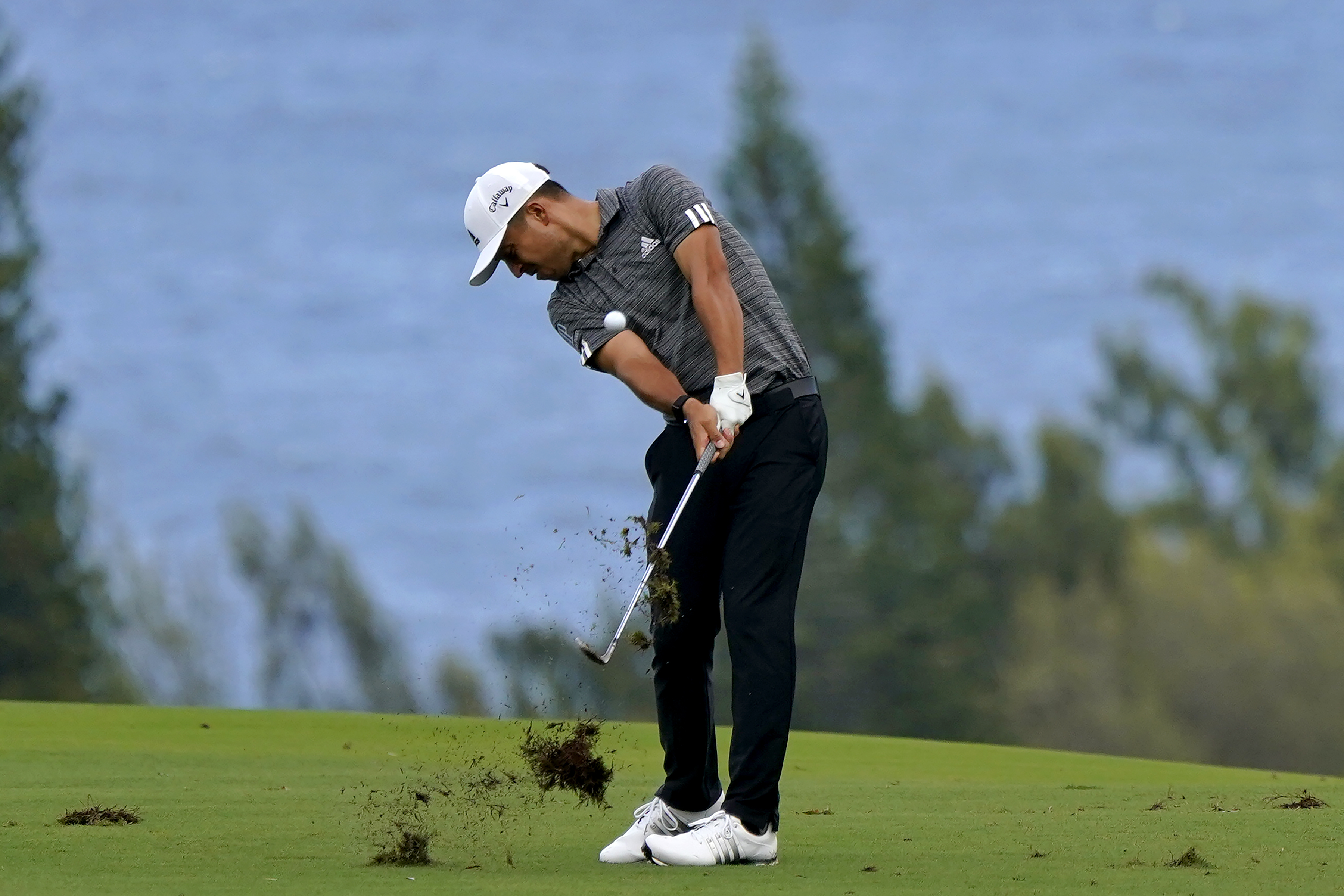 Schauffele holds onto a 1-shot lead at Kapalua