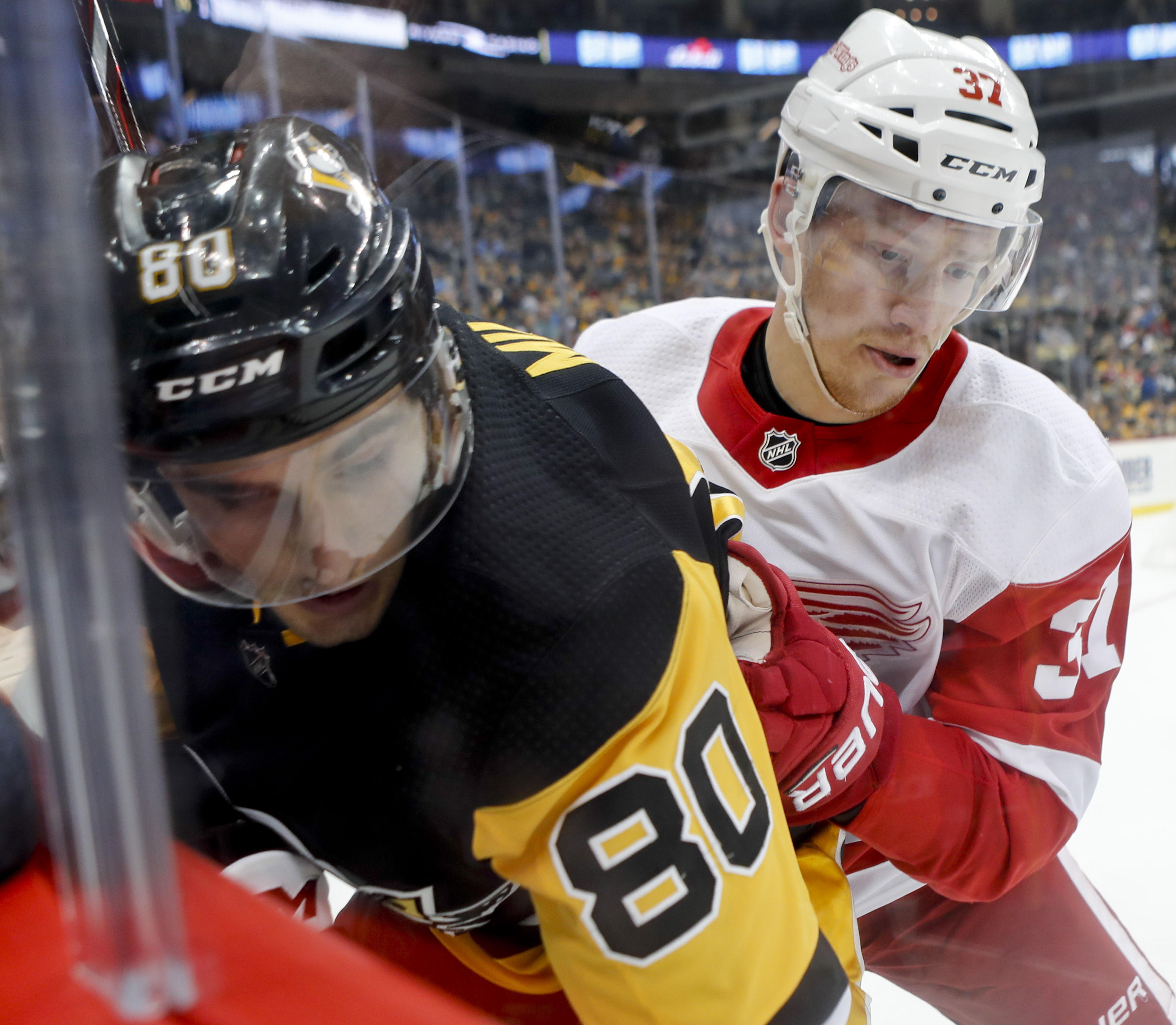 Red Wings use 2nd-period spree to beat Penguins 3-2