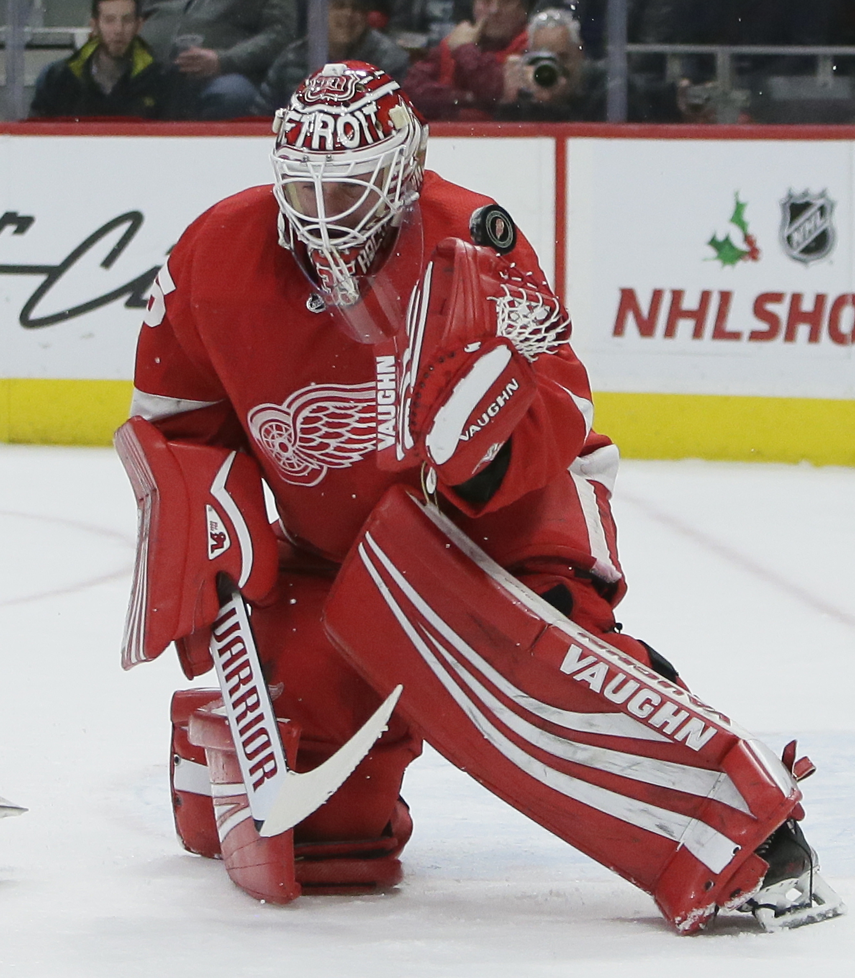 Howard makes 42 saves, Red Wings beat Kings 3-1