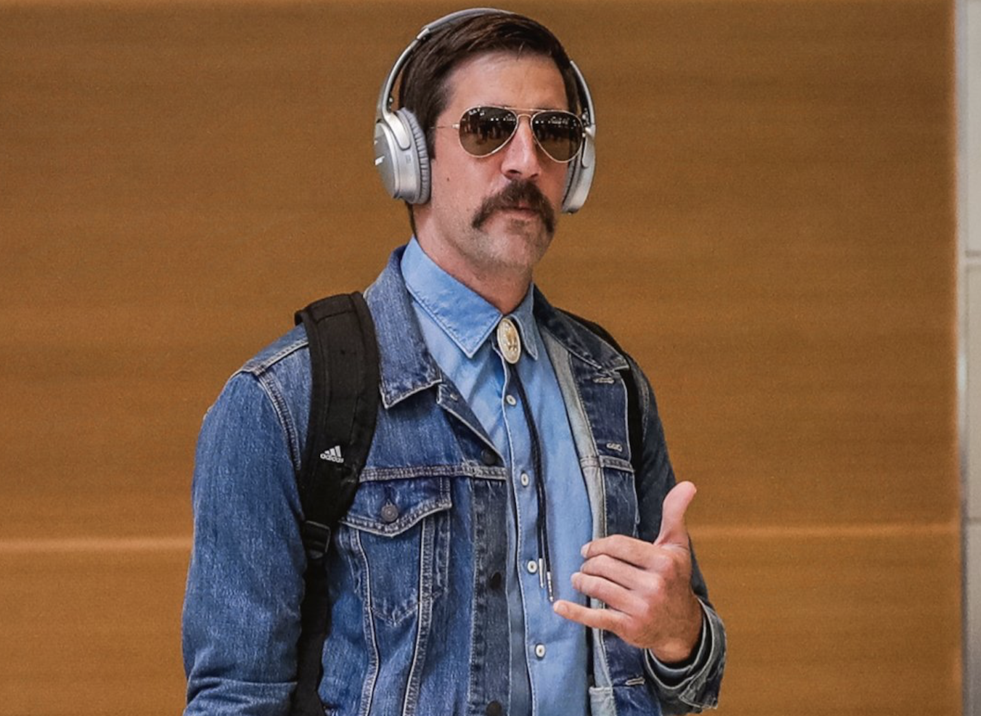 Top Tweets: Packers' Rodgers sports Canadian tuxedo in Winnipeg