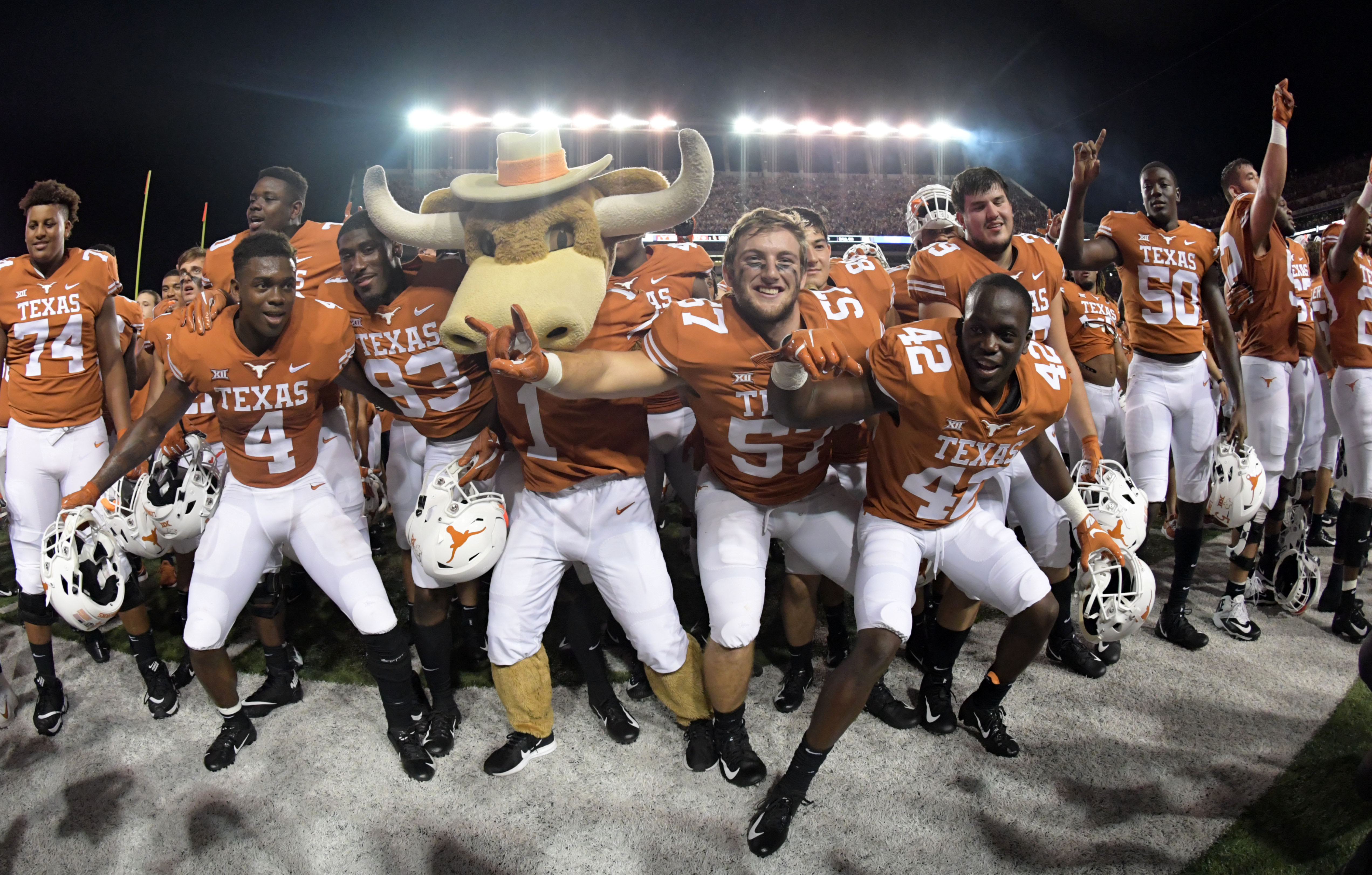 Photos: Texas destroys No. 22 USC 37-14 in Austin for win #900