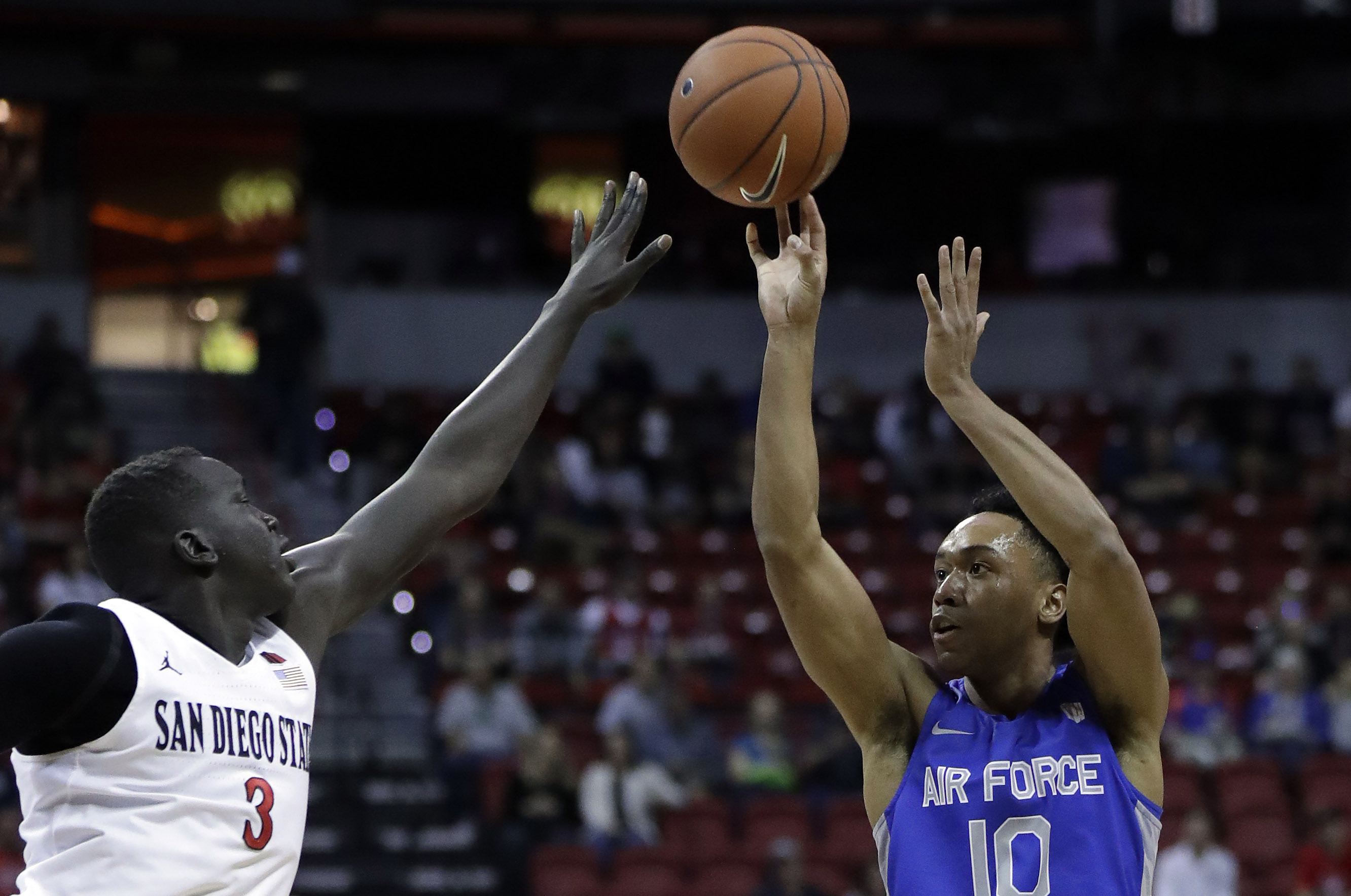 No. 5 San Diego State shakes off Air Force scare, 73-60