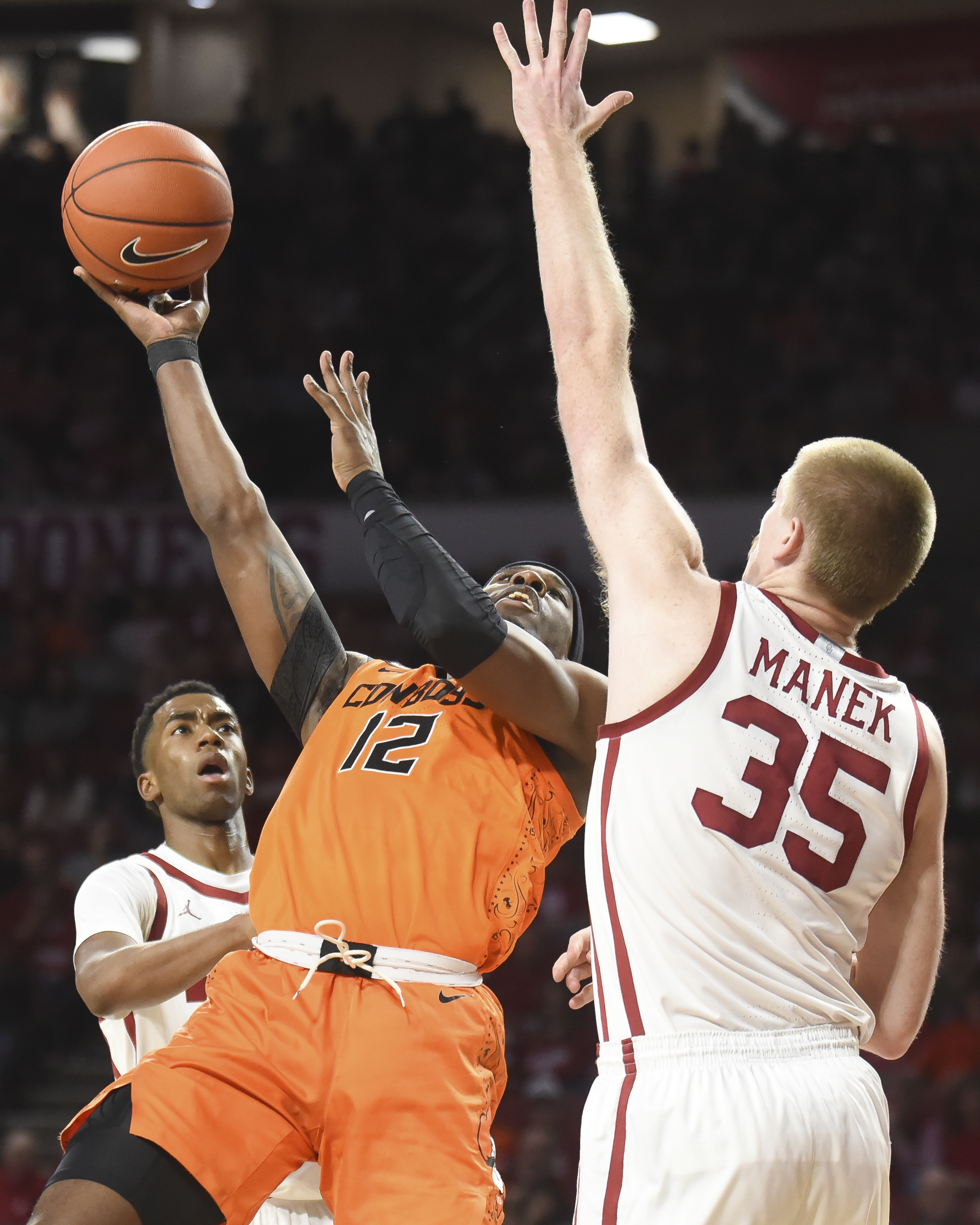 Manek scores 30, leads Oklahoma past Oklahoma State 82-69