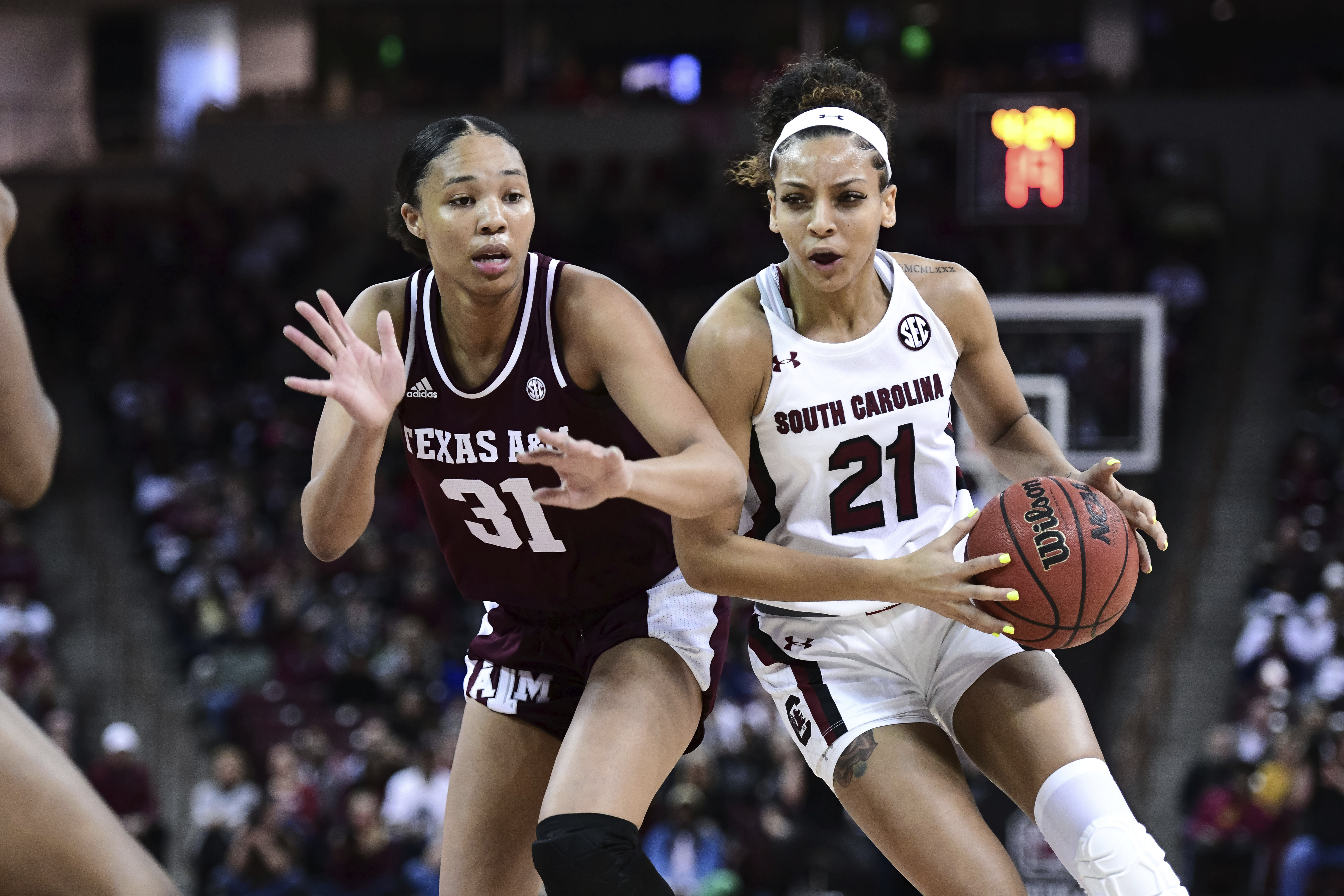 No. 1 Gamecocks win 23rd straight over No. 12 Aggies 60-52