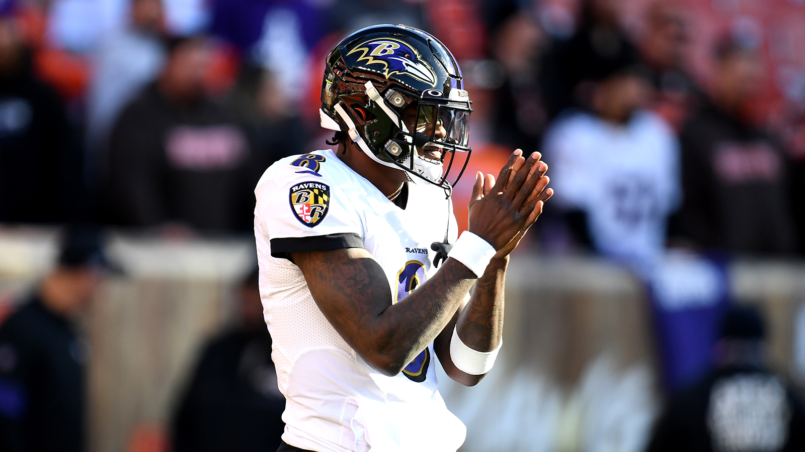 Lamar Jackson, Ravens agree to record-breaking five-year contract