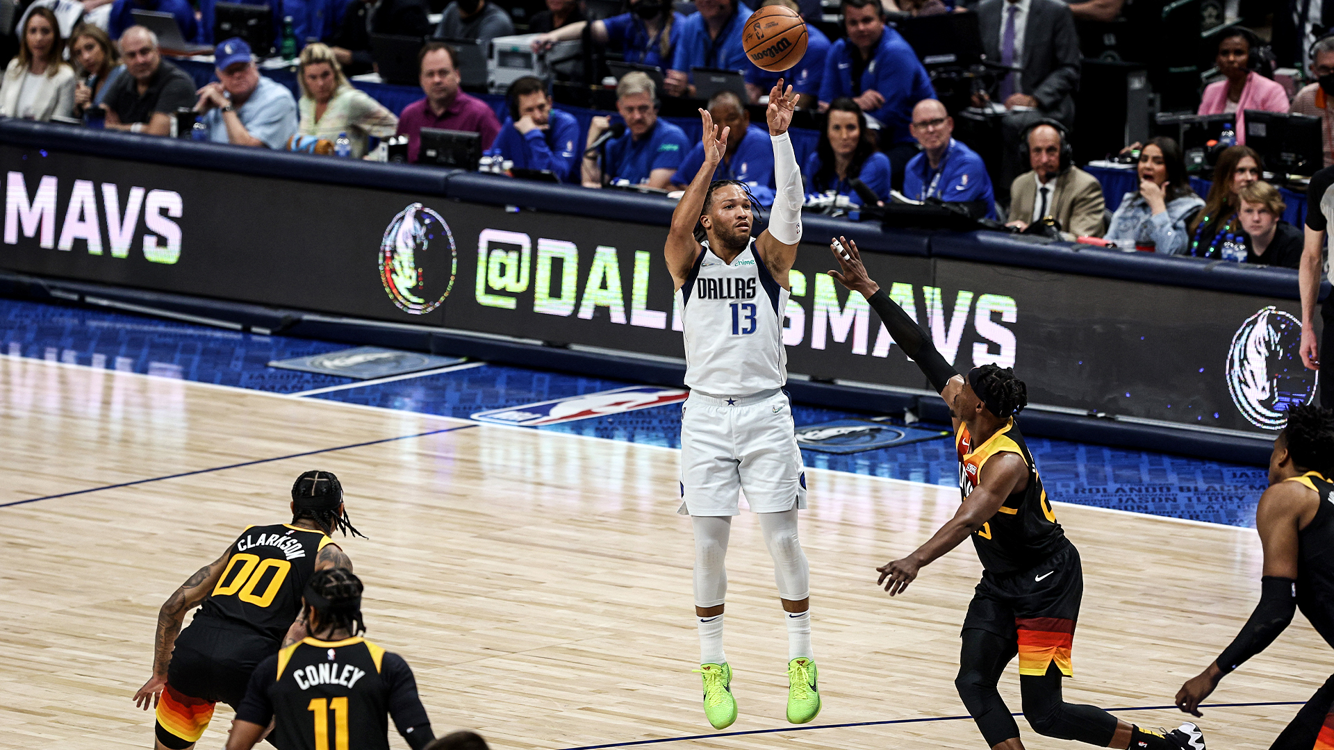 Brunson explodes for 41, Mavs even series with Jazz