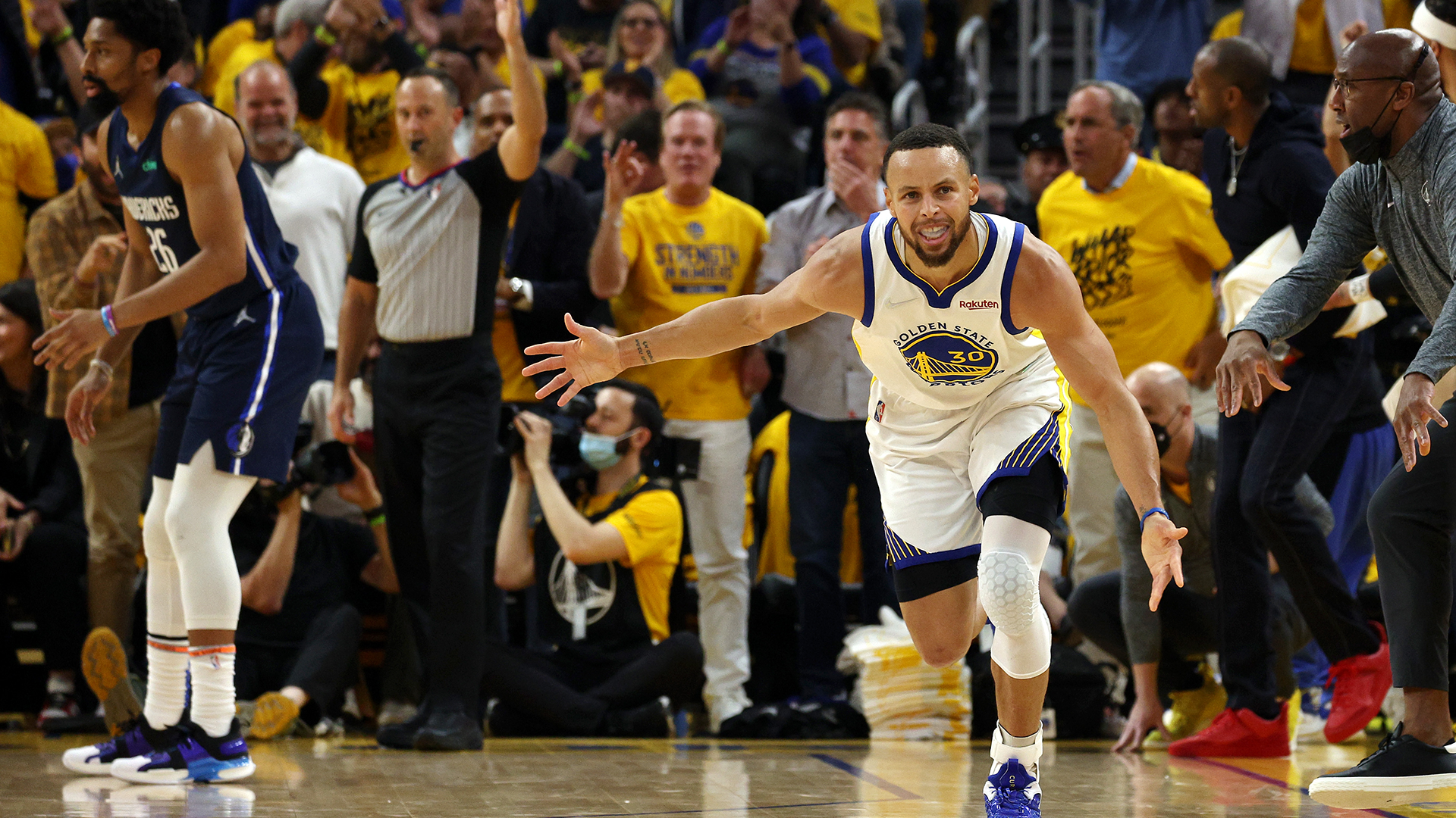 Curry, Looney lead Warriors past Mavs for 2-0 series lead