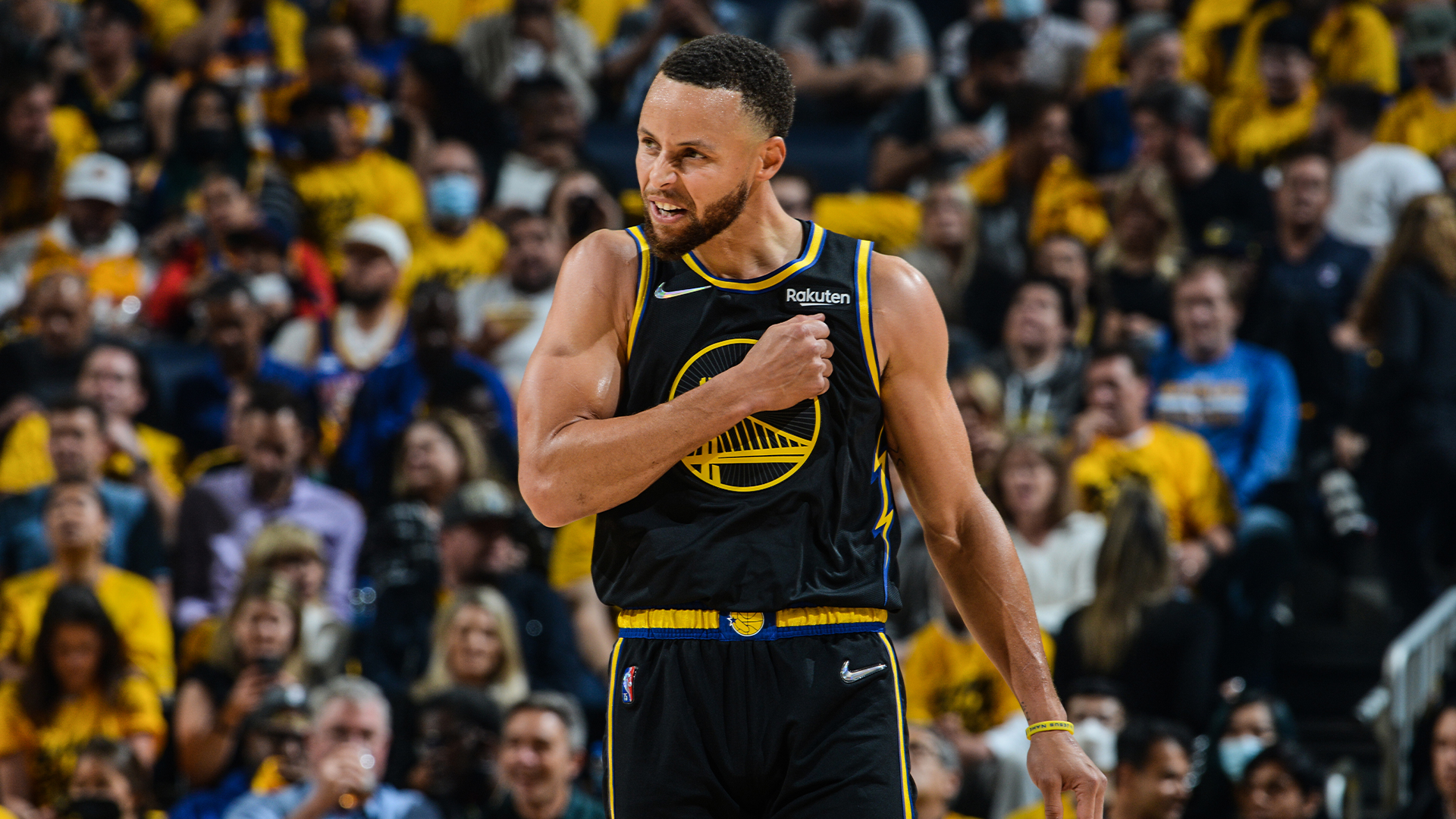 Curry, Warriors crush Mavericks in Game 1