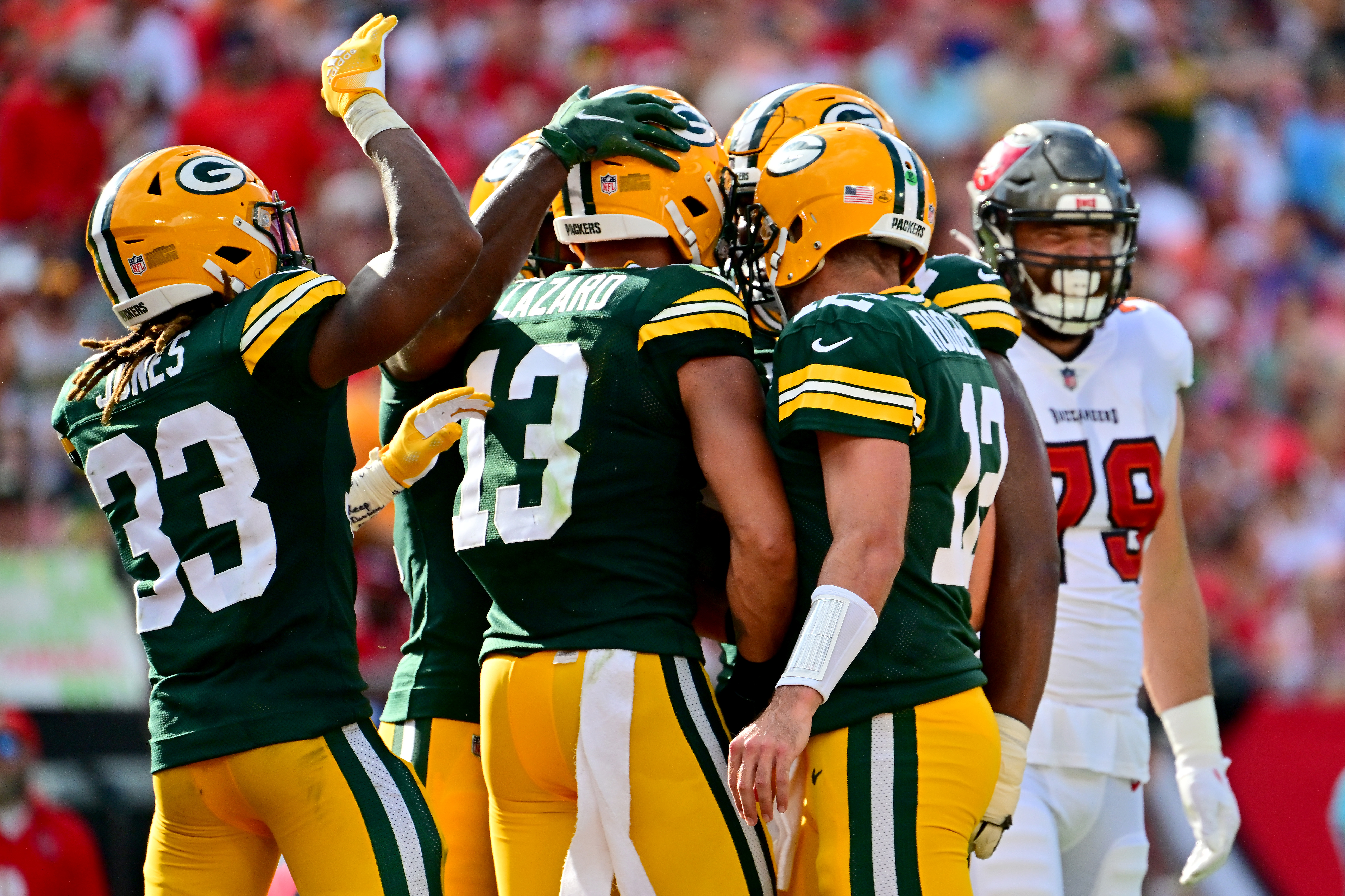 Packers, Aaron Rodgers survive late rally by Bucs, Tom Brady