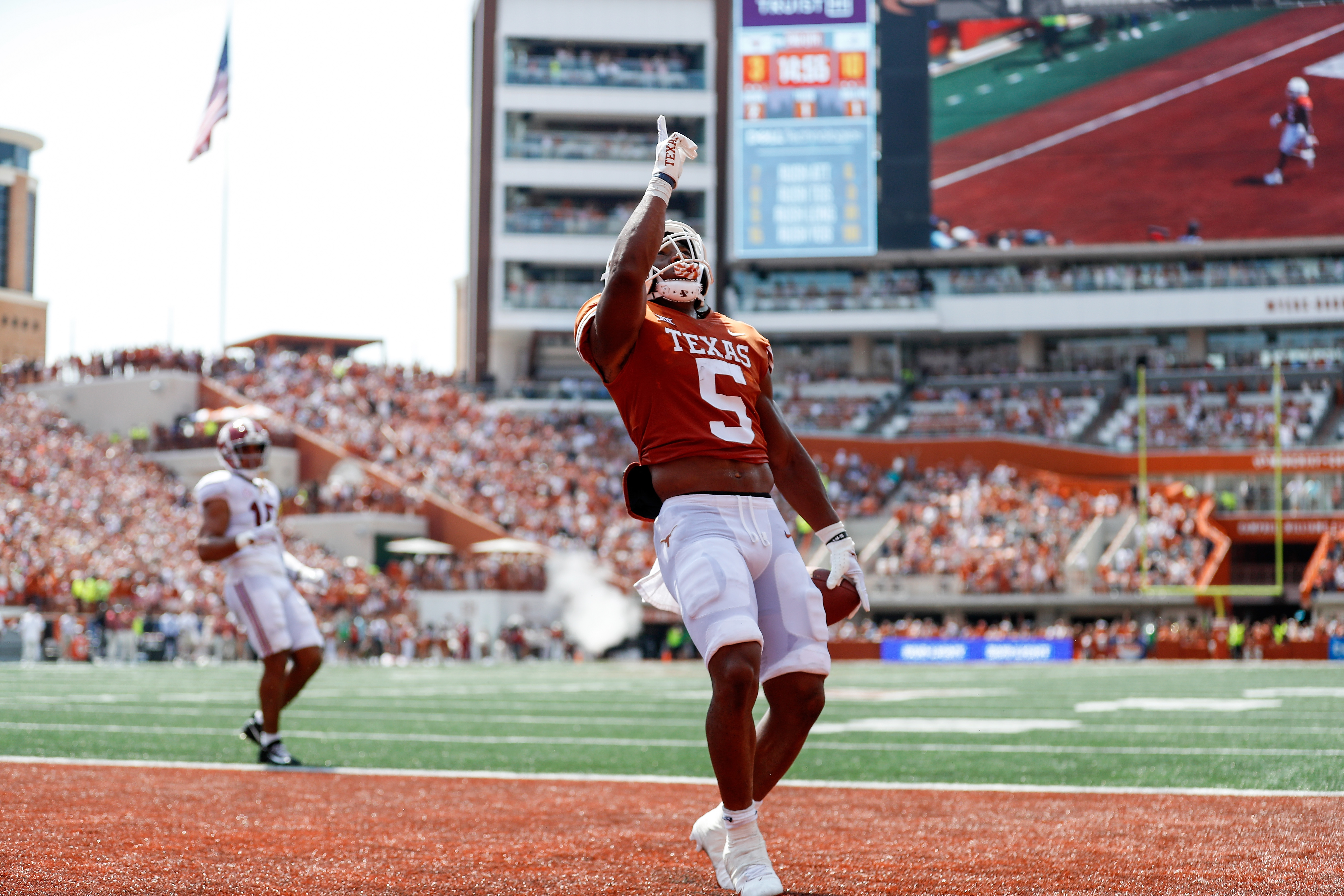 Texas' Bijan Robinson declares for the NFL Draft