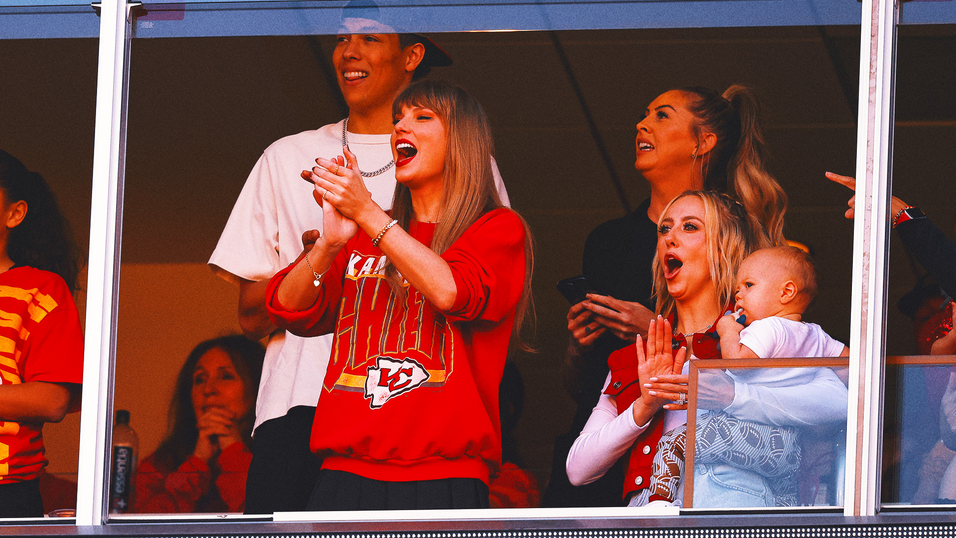 Report: Taylor Swift hosted watch party for Chiefs significant others Sunday