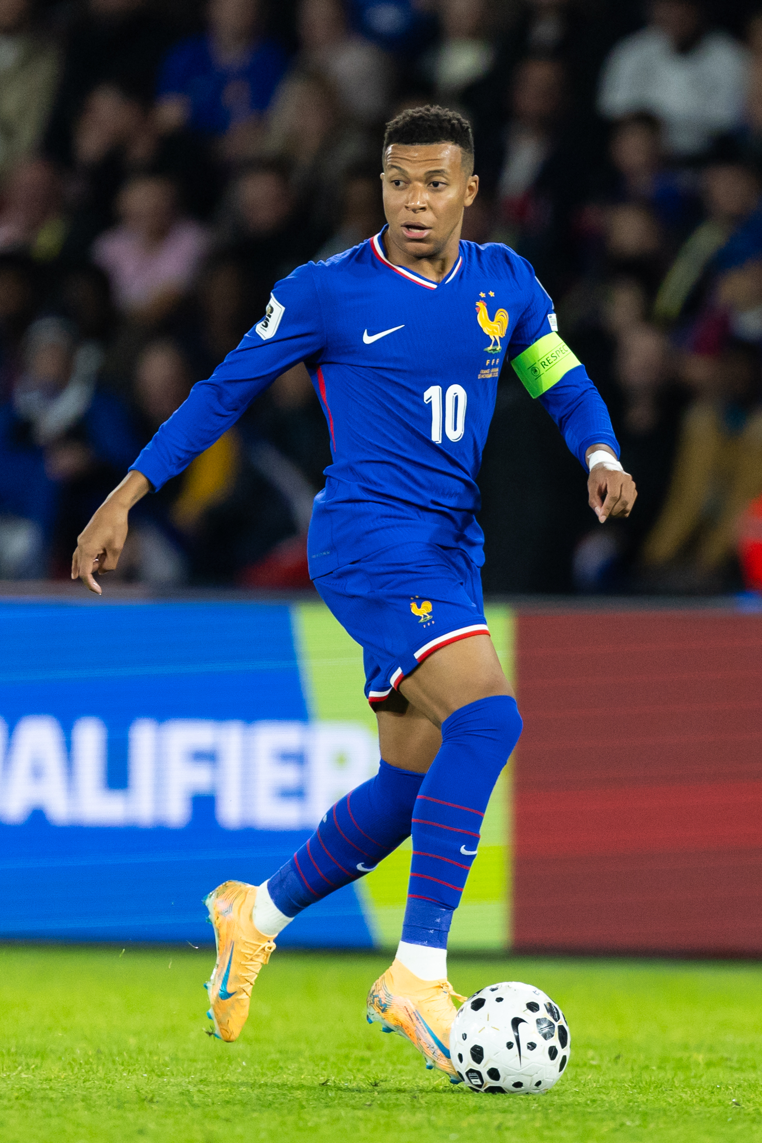 Kylian Mbappe France World Cup qualifier action 2025 Parc des Princes